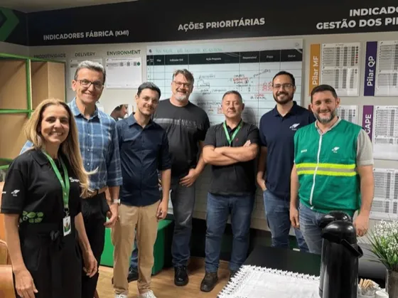 Leonardo Oliveira em treinamento de IA com os gestores da Klabin