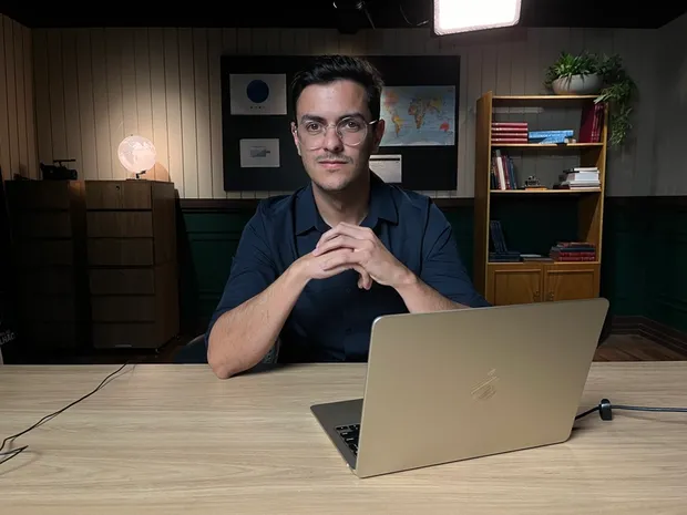 Leonardo Oliveira gravando treinamento para a Faculdade Hub